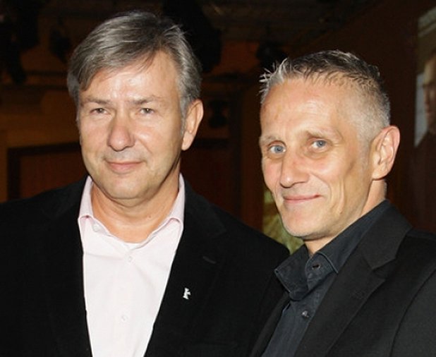 Кметът на Берлин Клаус Воверайт (вляво )обяви през 2001 г., че е гей и изпревари дори жълтите медии в съобщаването на сензационната новина. Той живее заедно със своя интимен приятел – неврохирурга Йорн Кубицки. 
