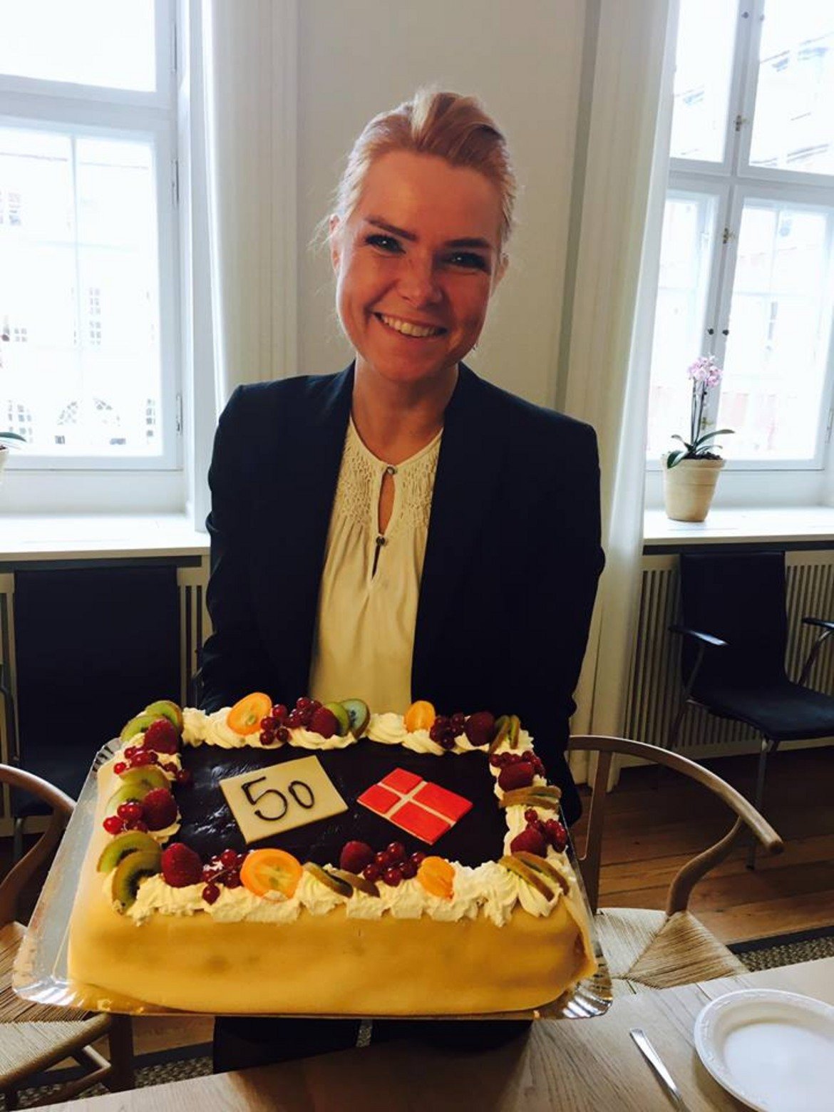 "Празничната" торта за 50-тата рестриктивна мярка спрямо имиграцията в Дания.