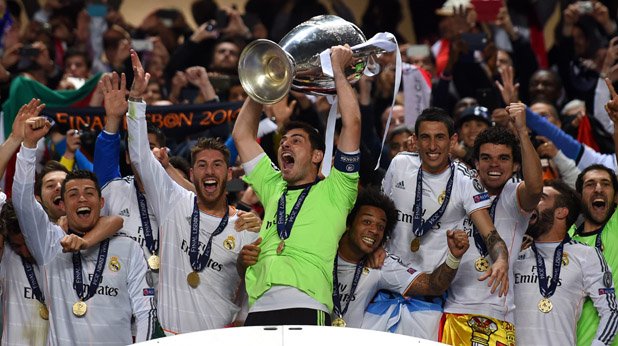 Ето го вълшебният миг - Реал е шампион на Европа! Икер Касияс вдига купата за трети път, но за първи - като капитан.
