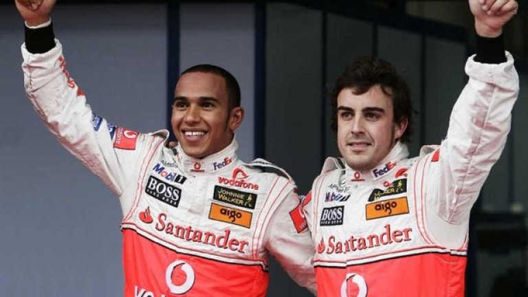 Фернандо Алонсо срещу Люис Хамилтън
През 2007 двамата почти успяха да разцепят McLaren на две. В първия си сезон във Формула 1 Люис отказа да признае Фернандо за №1 в тима, а скандалът се разрасна в квалификацията за Гран при на Унгария, където Алонсо блокира колата на Люис в бокса. По-късно Денис призна, че в един момент целият тим се е борил срещу Алонсо, а не срещу Кими Райконен, който в края на сезона отмъкна титлата на двамата пилоти на McLaren.