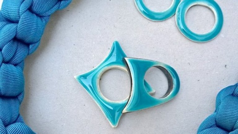 Надя Славчева обича семплите изящни бижута от керамика, а Надежда Желязкова обича да плете. Съчетанието между двете навява усещането за морски бриз. 
http://www.nadyasknit.com/
http://malkatagad.blogspot.com/