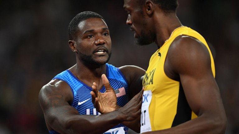 След победата Джъстин Гатлин побърза да поздрави Болт и дори му се поклони.