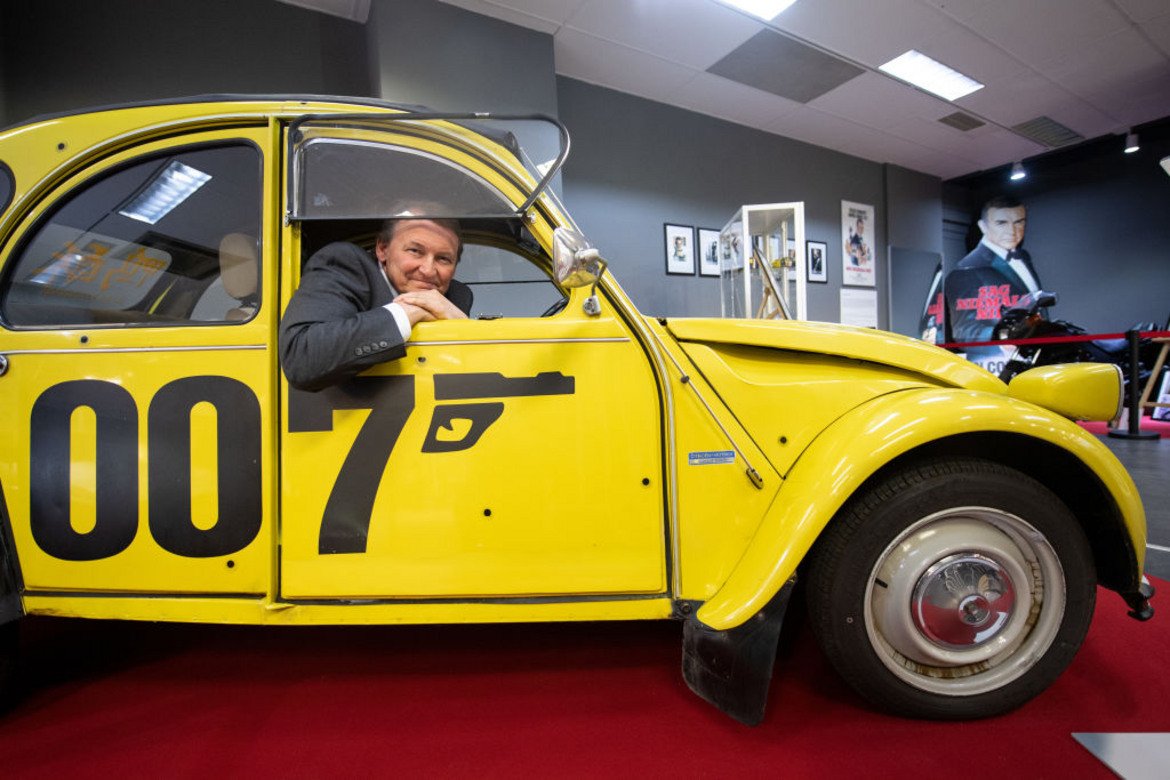  Citroen 2CV 

Лимоненожълтият Citroen влиза в тази галерия не защото е суперкола с невероятни възможности или зашеметяващ дизайн. Тя е тук, за да ни напомни, че понякога изборът на "кола на Бонд" може да бъде доста необичаен и изненадващ. Но в "Само за твоите очи" Роджър Мур в ролята на Бонд кара именно такъв Citroen.

Този модел на Citroen и до ден-днешен може да бъде намерен по автомобилни аукциони, макар и рядко. За французите той е също толкова голяма национална гордост, колкото виното и Айфеловата кула например. По тази причина ако попаднете на 2CV, много вероятно е да ви го предложат на цена от над 70 хил. евро.