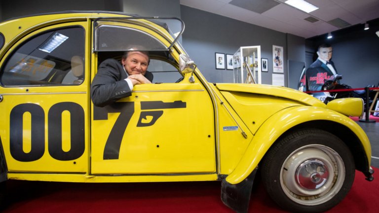 Citroen 2CV 
Лимоненожълтият Citroen влиза в тази галерия не защото е суперкола с невероятни възможности или зашеметяващ дизайн. Тя е тук, за да ни напомни, че понякога изборът на "кола на Бонд" може да бъде доста необичаен и изненадващ. Но в "Само за твоите очи" Роджър Мур в ролята на Бонд кара именно такъв Citroen.
Този модел на Citroen и до ден-днешен може да бъде намерен по автомобилни аукциони, макар и рядко. За французите той е също толкова голяма национална гордост, колкото виното и Айфеловата кула например. По тази причина ако попаднете на 2CV, много вероятно е да ви го предложат на цена от над 70 хил. евро.