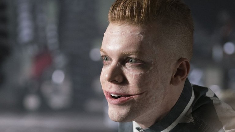 5. Камерън Монахан (Gotham, 2014-2019)
Сериалът на FOX "Готъм" разказва предисторията на Брус Уейн, който тук е още младо момче. В центъра на събитията е полицаят Джим Гордън (бъдещият комисар), но в същото време виждаме и корените на много от познатите и не чак толкова добре познати злодеи на Батман. Сред тях в един момент попадна и Жокера или поне една особена негова версия (следват спойлери!).
В случая става дума за близнаците Джероум и Джеремая Валеска. Джероум, син на циркови артисти, първи се появява в сериала и след жестоко убийство попада в лудницата "Аркам". Постепенно той се превръща в персонаж, който силно напомня на Жокера с широката си усмивка и склонност към убийства. Впоследствие се запознаваме и с неговия брат близнак Джеремая, който се побърква след като е изложен на специален газ. Това го превръща в една по-близка до масово познатата версия на Жокера. За изпълнението си младият актьор Камерън Монахан черпи вдъхновение от повечето си предшественици - от Никълсън, през Хамил до Леджър.