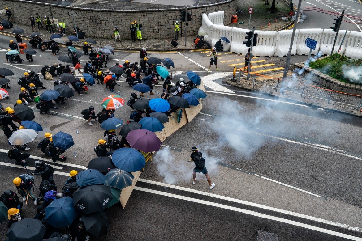 Полиция и протестиращи се сблъскаха в Хонконг