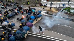 "Си Ен Ен" показа и кадри, в които се вижда, че полицията използва водни оръдия със синя боя срещу протестиращите