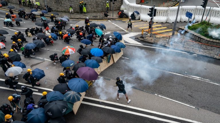 Полиция и протестиращи се сблъскаха в Хонконг