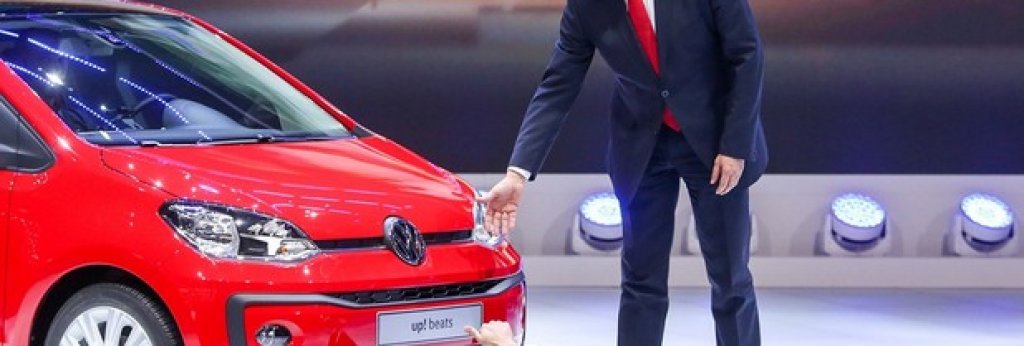Протест по време на пресконференция на VW
Скандалът със световни размери „Дизелгейт” все още не е отминал, а британският комик Саймън Бродкин припомни за това, прекъсвайки представянето на обновения Up Beats от шефа на поделението за леки автомобили на VW Юрген Щакман.