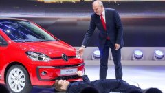 Протест по време на пресконференция на VW
Скандалът със световни размери „Дизелгейт” все още не е отминал, а британският комик Саймън Бродкин припомни за това, прекъсвайки представянето на обновения Up Beats от шефа на поделението за леки автомобили на VW Юрген Щакман.