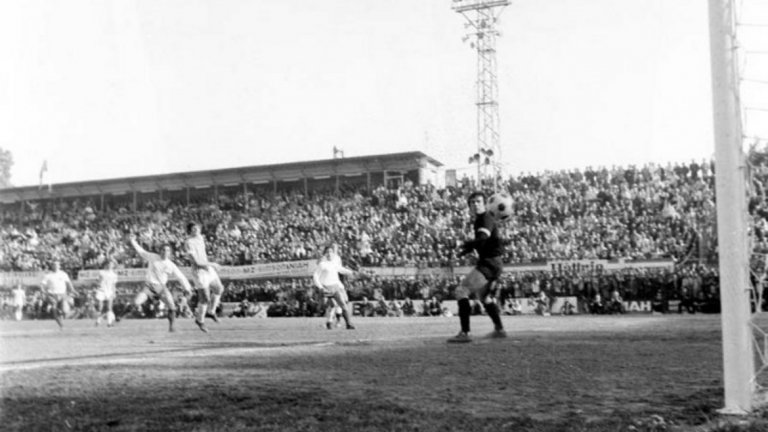 Станислав Караси, който играе в Атина с висока температура, също твърди, че гърците са им дали нещо. „Бяха ни дрогирали! Нищо на терена не изглеждаше нормално. В 90-ата минута, когато водеха 3:0, отправих далечен удар от около 30 метра. Виждах как топката влиза във вратата им и дори вдигнах ръце за гол! Но много ясно забелязах как техният вратар изби в корнер. Взех топката и хукнах да изпълня ъглов удар. Но се оказа халюцинация! Всичките ми съотборници вече се изтегляха към центъра. Ненормална история...“, казва футболистът. „Имах чувството, че сме пияни до козирката. На прибиране се хилехме в самолета по най-идиотски начин, а не бяхме такива хора“, добавя още Караси.