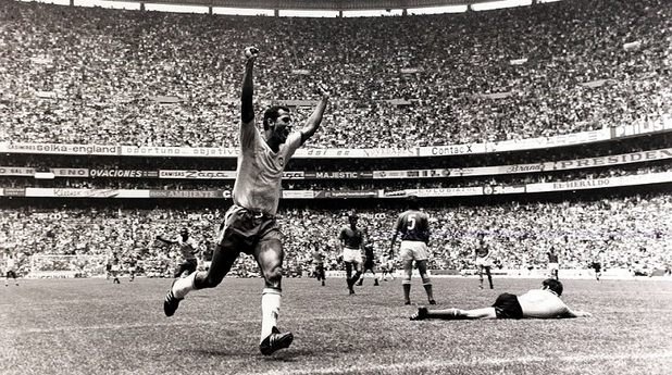 Мексико 1970 г. Карлос Алберто вдига победоносно ръце след гола, обявяван за най-красиво отборно попадение в историята на мондиали. Бразилците разиграват невероятна комбинация и вкарват за 4:1 на финала срещу Италия. Бразилците от 1970-а, това е синоним на велик отбор. Дори аржентинецът Диего Марадона днес признава, че едва ли има по-красив футболен ансамбъл. Но... и на Диего ще му дойде времето.