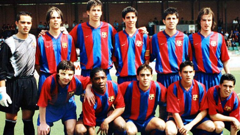 2003 г. Историческа снимка! Маскираният Лео Меси (долу вляво) преди финала с Еспаньол, в който се ражда първата легенда за аржентинския гений. На фотоса са и Сеск Фабрегас, и Жерар Пике.