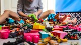 Как да насърчим детето да събира играчките си и да си подрежда стаята