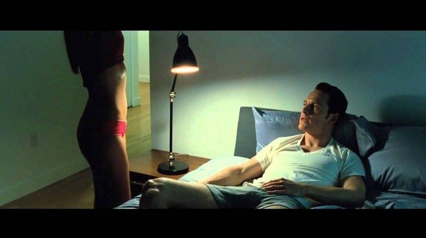 "Срам" (Shame, 2011)

За разлика от много други филми, които засягат BDSM тематика, този на Стив Маккуийн напълно отстоява високата си позиция в класациите. Премерен, достоверен, той говори за проблемите на доминирането и потисничеството в днешната сексуална култура. Майкъл Фасбендър е в главната роля на мъж, който виждаме в множество различни ситуации. Посещение в ексцентричен гей бар, тройка с проститутки, интернет порно са част от тях. Тук еротиката и смисълът се допълват. Наред със сцените с разнообразно еротично съдържание, са показани и проблемите, с които се сблъсква пристрастеният към секса персонаж на Фасбендър. 