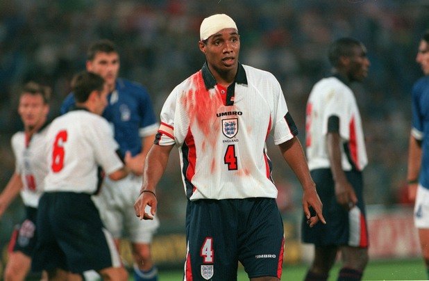1997 г. Окървавеният английски лидер Пол Инс отбива последните италиански атаки в световната квалификация в Рим. В един незабравим мач, изпълнен с драматизъм и пропуски, двата тима направиха 0:0 и Англия се класира на Мондиал 1998. Италия отиде на бараж.