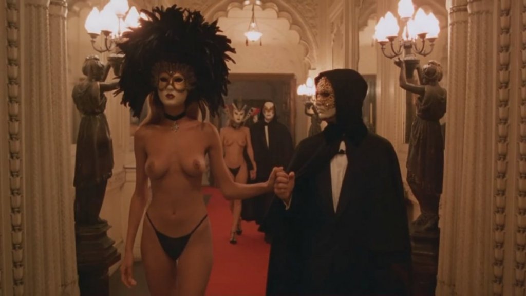 Широко затворени очи е визуален разказ за секса, брака и любовта. Едни от най-красивите, наситени с еротична перверзия сцени и досега се намират в този филм. От гърдите на Никол Кидман до оргията - сексът и еротиката са на почит и най-важното - направени