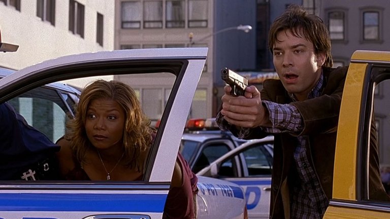 Taxi
Една от най-иконичните френски екшън комедии се сдоби със своя американска версия през 2004 г. За разлика от оригинала на Люк Бесон обаче, филмът с Куин Латифа като ексцентрична шофьорка на такси и Джими Фалън като детектив от нюйоркската полиция не успя да се превърне в многомилионен франчайз. Дори напротив - спокойно можем да кажем, че филмът си беше провал. На двамата главни герои им липсваше екранна химия, на сценария му липсваше нещо запомнящо се, а на целия филм му липсваше смисъл.