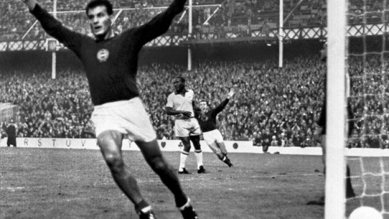 Бразилия 1966
Бразилия замина за Англия като двукратен световен шампион, но селекционерът Висенте Феола вече беше обявил, че няма намерение да подмладява или освежава състава си. Но дори и ефективният Гаринча не беше на познатото си високо ниво, отчасти и заради контузия.
В резултат на това Бразилия отпадна още в началото. Гаринча и Пеле, който също игра контузен, осигуриха победата с 2:0 срещу България, но последвалите загуби срещу Унгария и Португалия с Еузебио довършиха шампионите.