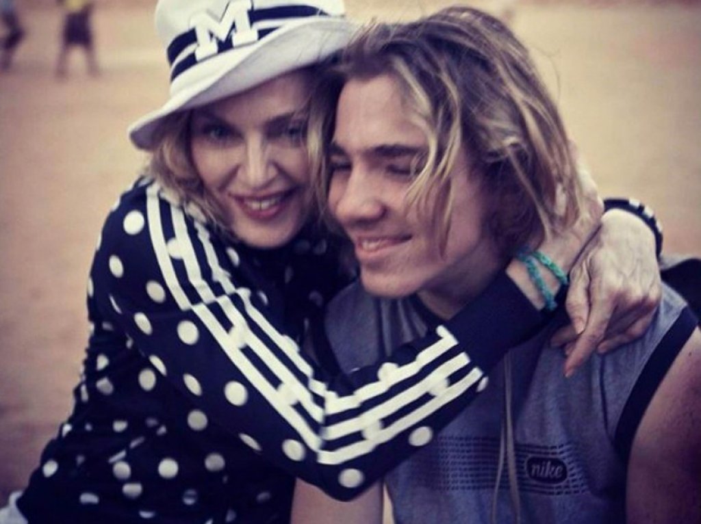 Синът на Мадона и Гай Ричи - Роко, на 16 години, беше арестуван за употреба на леки наркотици в апартамента си в Лондон. След като научила за случая, Мадона помолила обществеността да не се меси в "личните им дела".