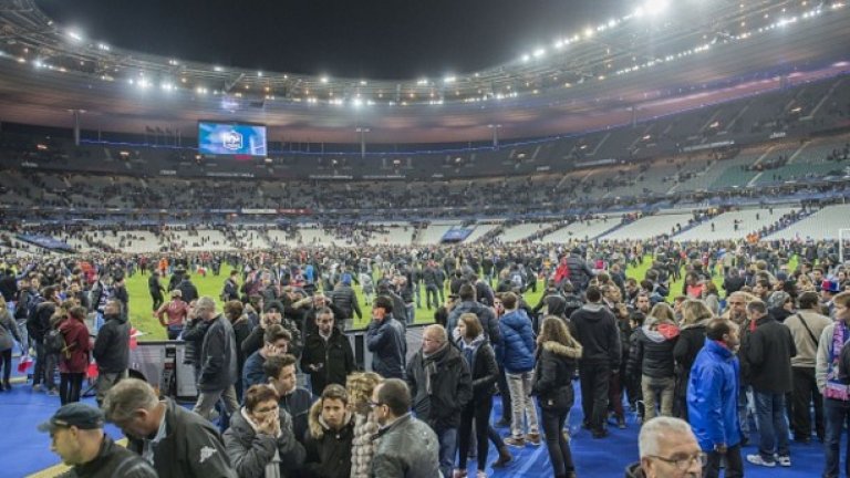 Стотици зрители на приятелския мач между Франция и Германия се евакуират от Стад дьо Франс