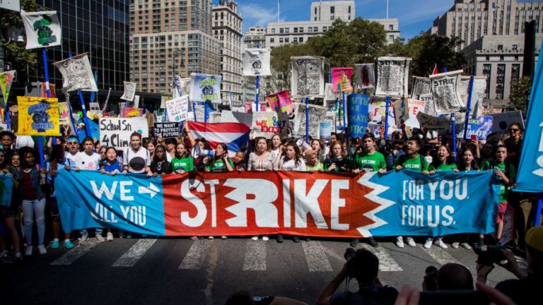 В Ню Йорк многохилядното шествие беше предвождано от шведската ученичка и известна екоактивистка Грета Тунберг