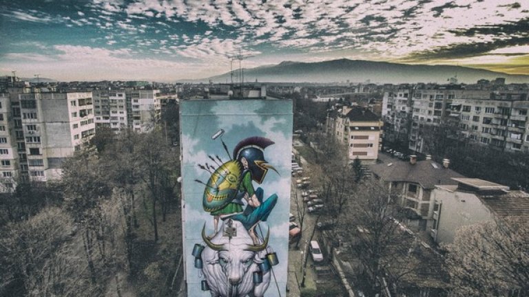 Фасадата, оживена от BOZKO, се намира в една от задните улички в кв. "Подуене"