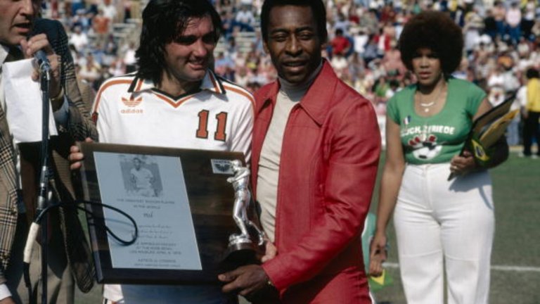 Джордж Бест
Всички свързват Бест с великите му години в Манчестър Юнайтед, но дори 10 години след като напусна "Олд Трафорд" на 28, той продължаваше да играе професионално. По това време разбира се той вече не бе същият Джордж Бест. През 1974-а премина в ЮАР за Джюиш Гилд и за Дънстейбъл Тоун. Бест игра и за редица английски отбори, между които Фулъм и третодивизионният Борнемут през 1983-а. В Ирландия носи екипа на Корк Селтик, после смени няколко американски клуба, премина в шотландския Хибърниън, няколко отбора в Хонконг, два в Австралия и накрая се завърна в родината си Северна Ирландия с Тобърмор Юнайтед. Въпреки всичките си проблеми извън терена Бест обичаше да играе футбол и прекара кариерата си правейки го там, където се открие възможност. Това е може би най-странната футболна кариера, след като от легенда на един отбор в първата й половина, Джордж Бест стана номадски играч във втората част от професионалния си път. И все пак винаги ще е сред най-великите в историята на играта.