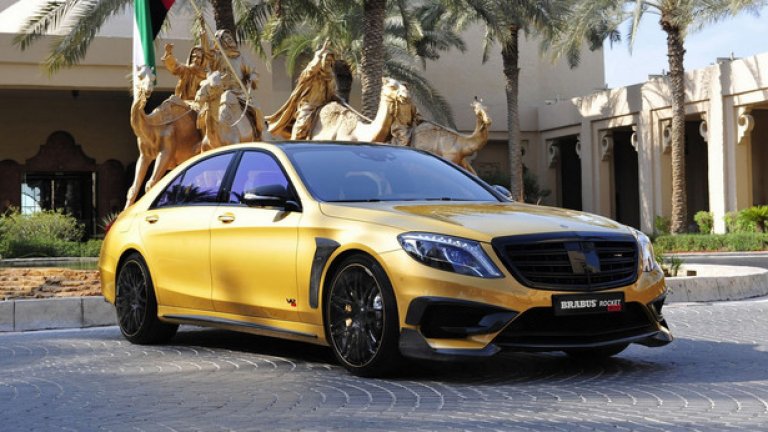 Brabus Rocket 900 дебютира тази седмица на автомобилното изложение в Дубай и представлява интересна разработка, базирана S65 AMG. Т.е в Brabus вдигат още нивото, опирайки се на AMG, V12 моторът е с мощност 900 конски сили, а златната боя на версията на лимузината за ОАЕ направо пощури посетителите на салона.