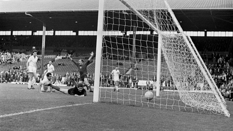 Двойна комбинация в мача с Унгария
България – Унгария 1:3, 20 юли 1966 г., стадион „Олд Трафорд“, Манчестър
Отново на световното през 1966 г. се прочуваме с нелеп автогол. Този път в третия мач срещу Унгария, отново на „Олд Трафорд“. Повеждаме в 15 минута с гол на Георги Аспарухов – Гунди. Само още един гол трябва, за да се сдобием с шанс за четвъртфиналите! Попадението вече се пече, въпреки че Димитър Якимов пропуска сам срещу вратаря. Малко преди почивката все още имаме аванс, когато Иван Вуцов бие в двойна комбинация към съотборника си в отбраната Иван Давидов. Защитникът на Славия Давидов подлага крак, а топката влиза в мрежата за 1:1. „Скай спорт“ класира това положение на водеща позиция в класацията за най-неудачните изпълнения. Още два гола през втората част на Месьой и Бене носят победата на маджарите с 3:1, а българският тим си заминава от световното първенство с прозвището „отборът на автоголовете“.