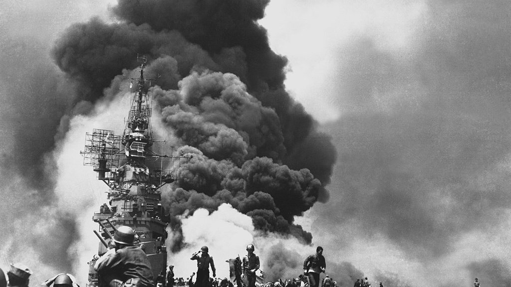 USS_Bunker_Hill_hit_by_two_Kamikazes