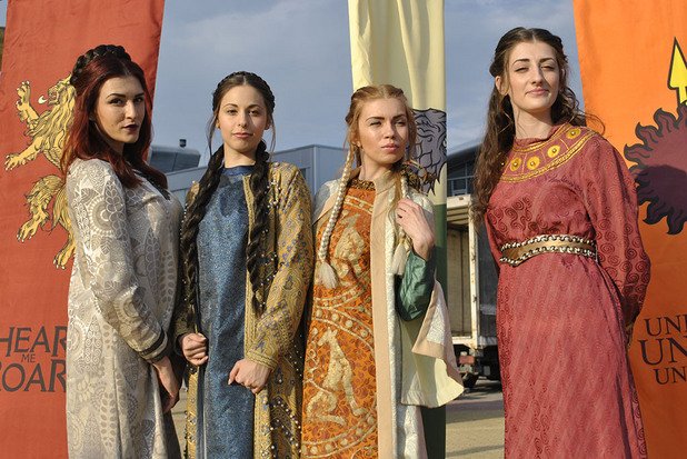 Четири момичета посрещаха гостите, облечени в стилистиката на Game of Thrones