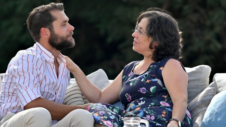 Ергенът Алек - правеше се на голям мъж, докато не дойде мама