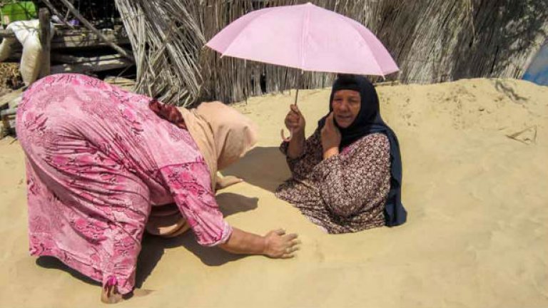 Така в Египет поддържат добро здраве. “Погребването“ на пациенти в горещия пясък е традиционен метод за лечение на заболявания на костите и ставите. Извършва се само през лятото, когато пясъкът стига оптимална температура. Терапията често трае една седмица, след което пациентът има нужда от почивка в продължение на три седмици.