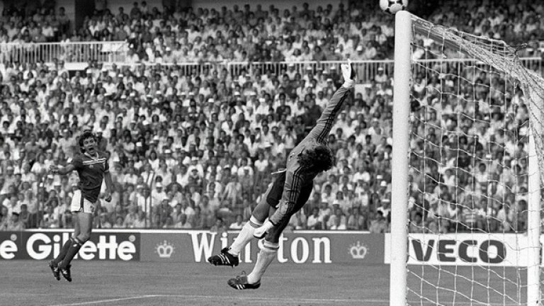 1982 г., Полуфинална група на световно първенство.
Брайън Робсън праща топката под гредата, но Тони Шумахер спасява по невероятен начин удара му. Дербито завършва 0:0 и Англия отпада, а немците се промъкват през иглени уши, за да загубят финала от Италия с 1:3.