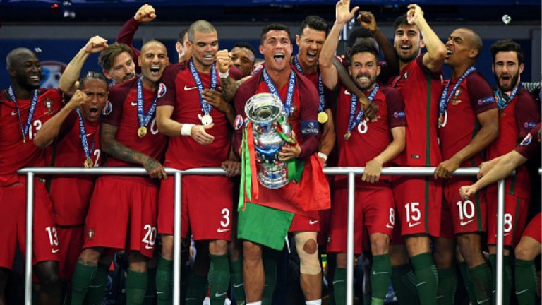 10. Португалия шампион – първия голям трофей в историята на Португалия
This is the reason Portugal deserved to win Euro2016https://t.co/6tBkRpgX47 #PORFRA https://t.co/M5yr6I068W&mdash; euronews (@euronews) July 11, 2016
