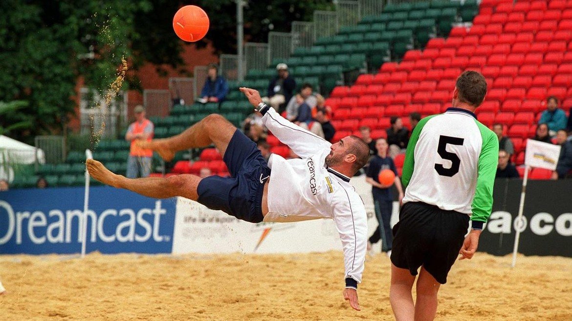 Ерик Кантона, плажен футбол
Легендата на Манчестър Юнайтед изненадващо сложи край на кариерата си през 1997 година. След това започна да се занимава с плажен футбол. Първо, бе играч на Франция, а след това и треньор, извеждайки „петлите“ до световната титла през 2005 г.
