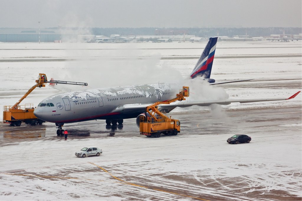 Aeroflot_Airbus_A330-200_de-icing_Pereslavtsev