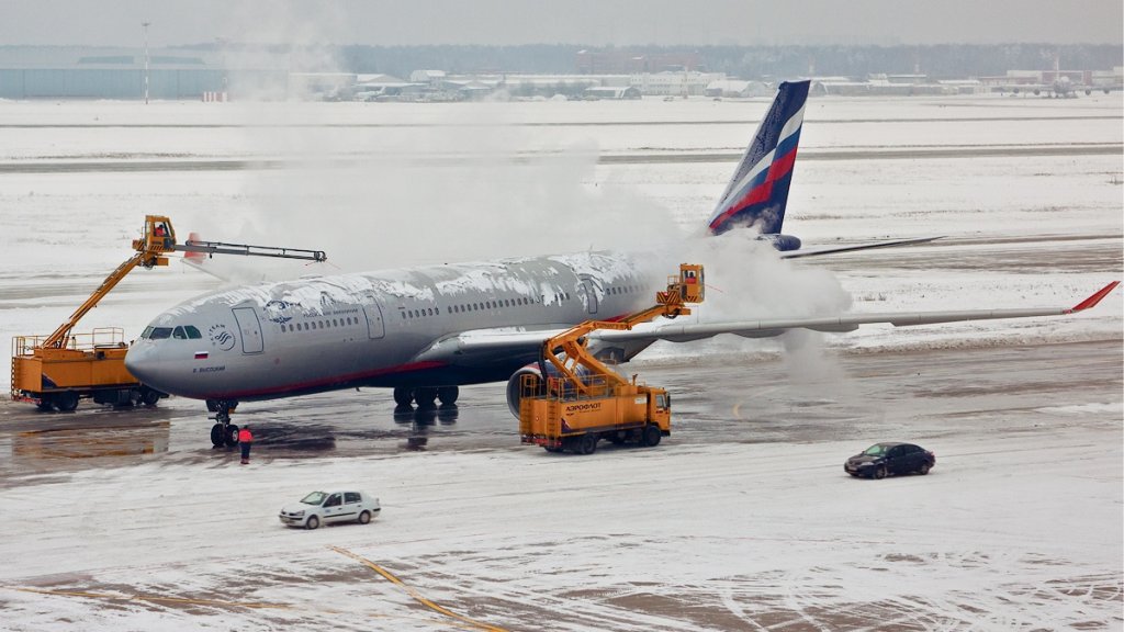 Aeroflot_Airbus_A330-200_de-icing_Pereslavtsev
