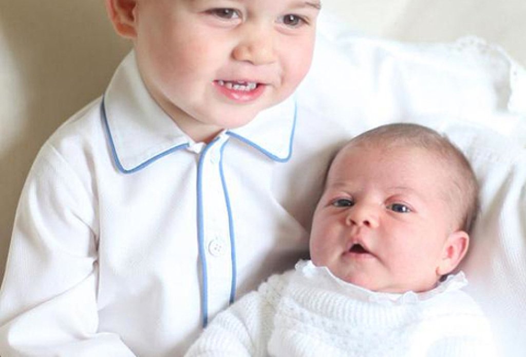 Една от първите им снимки заедно - брат и сестра.