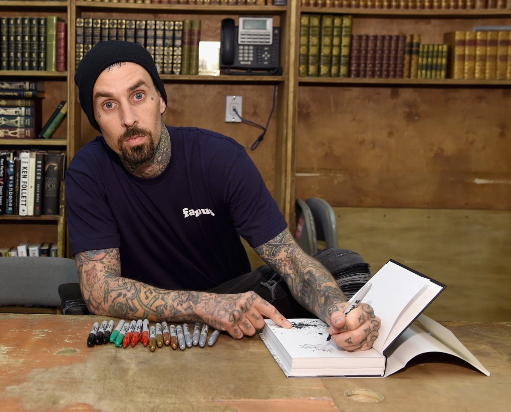 Травис Баркър
Музикантът катастрофира с частен самолет през 2008 г. на път от Южна Каролина към Калифорния. При инцидента има 4 жертви, а той оцелява с тежки изгаряния и известно време е в критично състояние. След това отказва да се качи в самолет дълги години.
Решава се отново през 2021 г., благодарение на подкрепата на съпругата си Кортни Кардашиян.