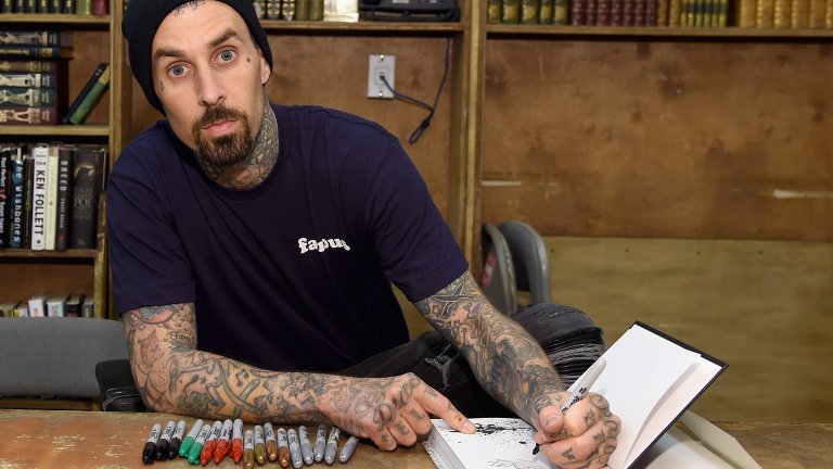 Травис Баркър
Музикантът катастрофира с частен самолет през 2008 г. на път от Южна Каролина към Калифорния. При инцидента има 4 жертви, а той оцелява с тежки изгаряния и известно време е в критично състояние. След това отказва да се качи в самолет дълги години.
Решава се отново през 2021 г., благодарение на подкрепата на съпругата си Кортни Кардашиян.