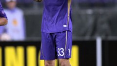 Нападателят на Фиорентина Марио Гомес се радва след първия гол срещу Динамо Киев.