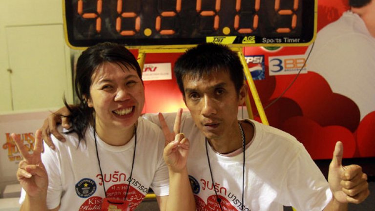 Най-дългата целувка на света
Тайванската двойка Екачай и Лаксана Тиранарат успяват да се впишат в рекордите на Гинес с целувка, продължила 46 часа, 24 минути и 9 секунди