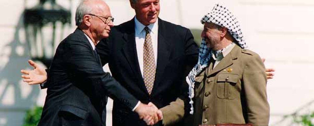 Bill_Clinton,_Yitzhak_Rabin,_Yasser_Arafat_at_the_White_House_1993-09-13