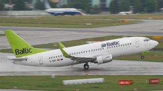 Air_Baltic_Boeing_737-36Q;_YL-BBY@ZRH;27.05.2011_598cy_(5774765489)