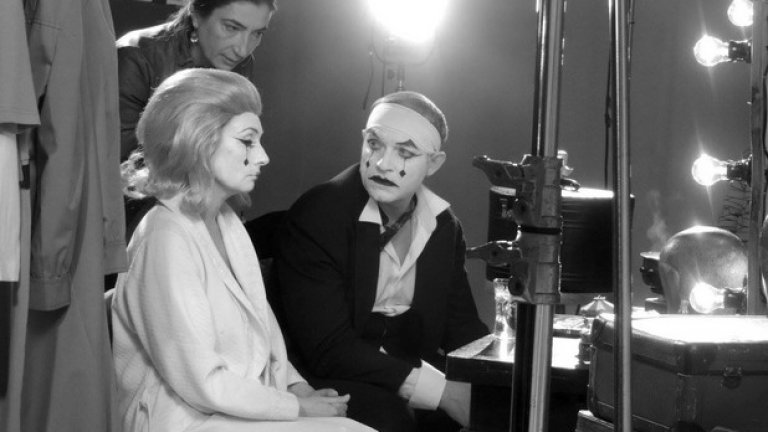 Сценичната постановка на спектакъла е дело на Снежина Петрова, а продуцент е Oxymoron Factory