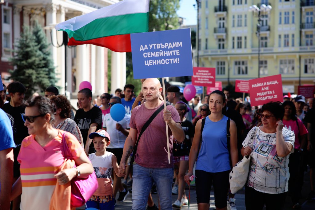 Националният "Поход за семейството" се провежда в София, Пловив и Варна (снимки)