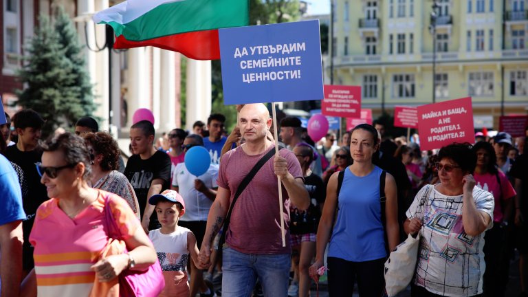 Националният "Поход за семейството" се провежда в София, Пловив и Варна (снимки)