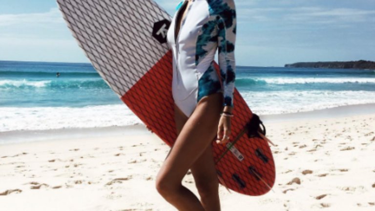 Сърфистката Тори ЛеветТя стана известна със снимките, на които е на сърф и разказва страстта си за вълните. Въпреки това славата на красивата австралийка Тори Левет, премина границите на сърфа и набързо завоюва интертнет. Красавицата светкавично се превърна в звезда на австралийските подиуми и е много търсена от международните марки. За няколко дена последователите й вече са 102 хиляди.